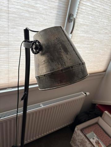 Industriële lamp, vloerlamp beschikbaar voor biedingen