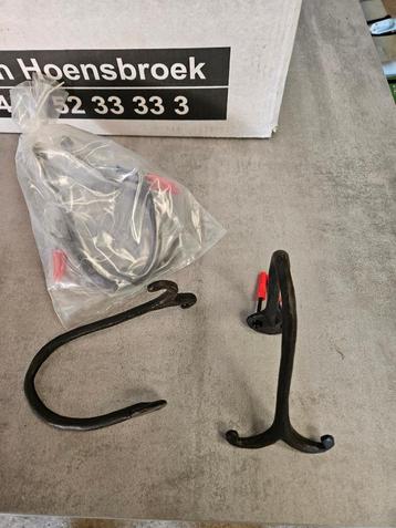 smeedijzeren haken  en scharnieren beschikbaar voor biedingen