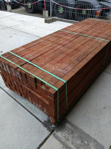 Hardhouten palen, tuinpalen, schuttingpalen 7x7x275 vol pak beschikbaar voor biedingen