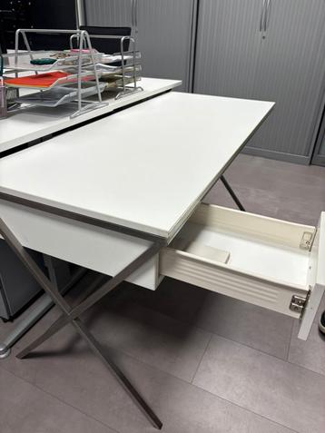 Bureau met lade  beschikbaar voor biedingen