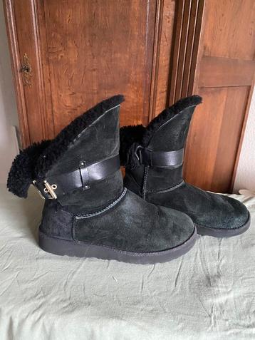 Zwarte suede laarsjes UGGS (38) beschikbaar voor biedingen