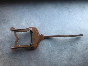 Antieke miniatuur bladmuziekhouder voor blaasinstrumenten beschikbaar voor biedingen