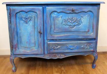 Een Queen Ann kast “Zeemeermin”, blauw paars roze goud beschikbaar voor biedingen