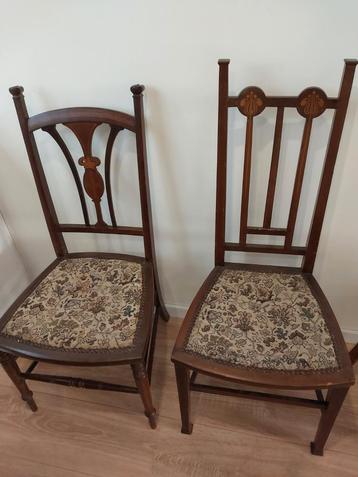 Twee Antieke Houten Stoelen beschikbaar voor biedingen