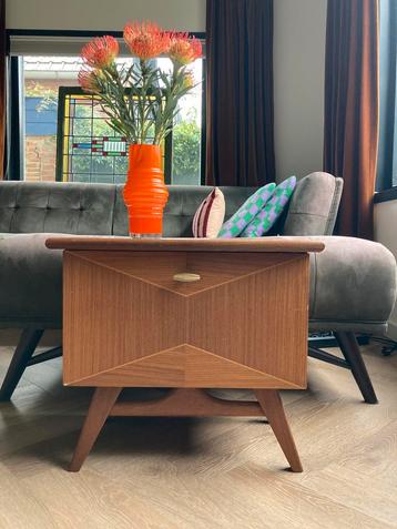 Nachtkastje, bijzettafeltje, plantentafeltje Deens design beschikbaar voor biedingen