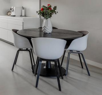 Ethnicraft Torsion eettafel en HAY stoelen beschikbaar voor biedingen