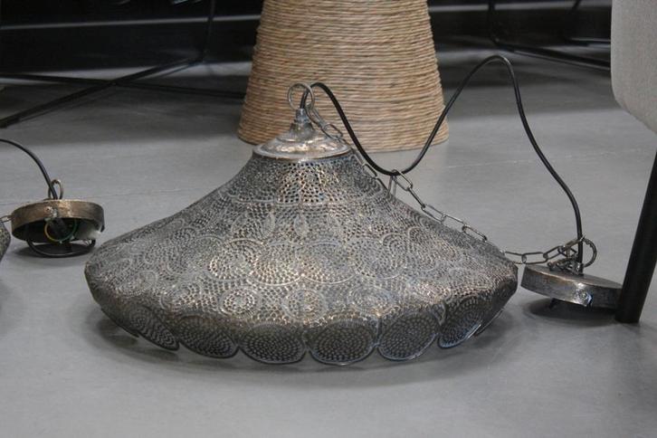 2 sierlijke platte opengewerkte hanglampen metaal Oosters, Huis en Inrichting, Lampen | Hanglampen, Zo goed als nieuw, Minder dan 50 cm