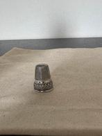 Zilverkleurige vintage vingerhoed met sierband, Ophalen of Verzenden, Zo goed als nieuw, Zilver