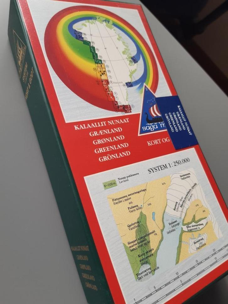 Groenland, cassette met 20 deelkaarten, 1:250.000, € 95,=, Boeken, Atlassen en Landkaarten, Zo goed als nieuw, Landkaart, Wereld