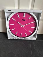 Wandklok fuchsia Roze wijzerplaat witte rand 35cm - NIEUW -, Ophalen of Verzenden, Nieuw, Analoog, Wandklok