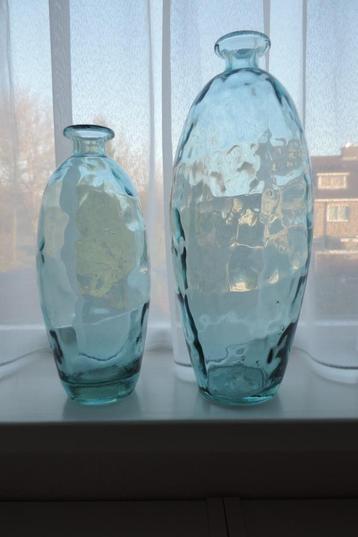 Twee vazen van blauw/groen glas beschikbaar voor biedingen