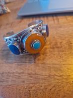 Tibetaanse armband met grote barnsteen en lapis stenen.