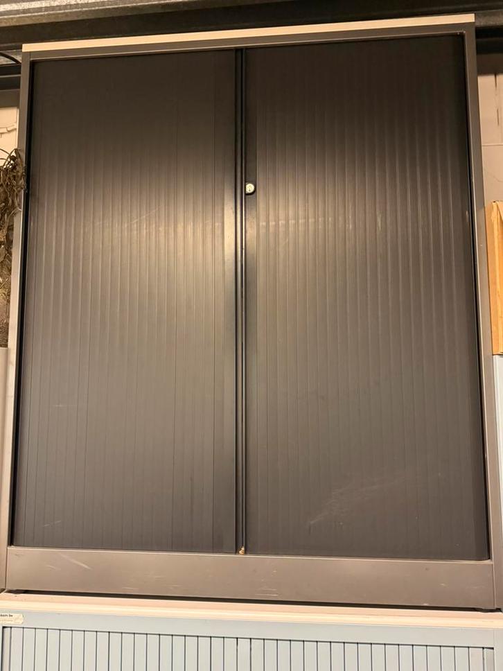 Metalen archiefkast met roldeuren – 140 cm hoog €75, Huis en Inrichting, Kasten | Roldeurkasten en Archiefkasten, Zo goed als nieuw