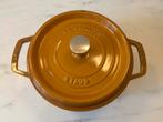 Staub gietijzeren iron pan 22 with chip, Huis en Inrichting, Keuken | Potten en Pannen, Ophalen of Verzenden, Gebruikt, Gietijzer