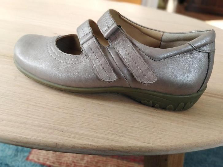 Gloednieuwe Durea leren instappers, kleur taupe, maat 38 K, Kleding | Dames, Schoenen, Nieuw, Instappers, Overige kleuren, Ophalen of Verzenden