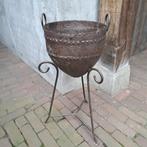Stoere landelijke metalen pot kruik op standaard *Etage3*, ., Ophalen of Verzenden, Zo goed als nieuw, .