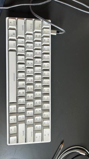 Gk61 keyboard yellow switch beschikbaar voor biedingen