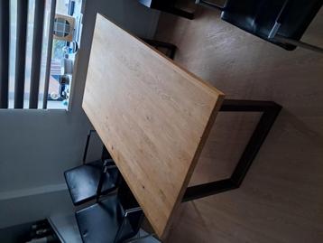 Nette eettafel 160 bij 90 cm massief hout met zwarte poten beschikbaar voor biedingen