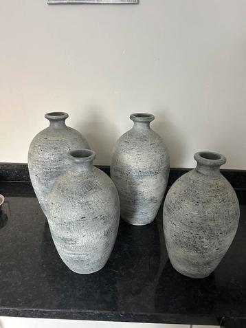 Leuke set van 4 stenen vazen beschikbaar voor biedingen