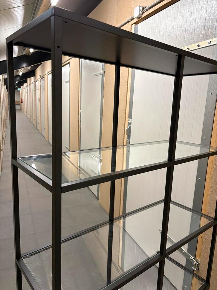 Moderne vitrinekast met glazen planken, Huis en Inrichting, Kasten | Vitrinekasten, Gebruikt, 150 tot 200 cm, 50 tot 100 cm, 25 tot 50 cm