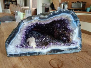 Prachtige Amethist Geode beschikbaar voor biedingen