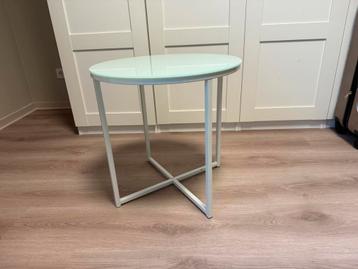 Fraaie Witte Ronde Bijzettafel beschikbaar voor biedingen
