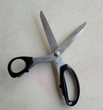 Naaischaar Lewenstein voor linkshandigen beschikbaar voor biedingen