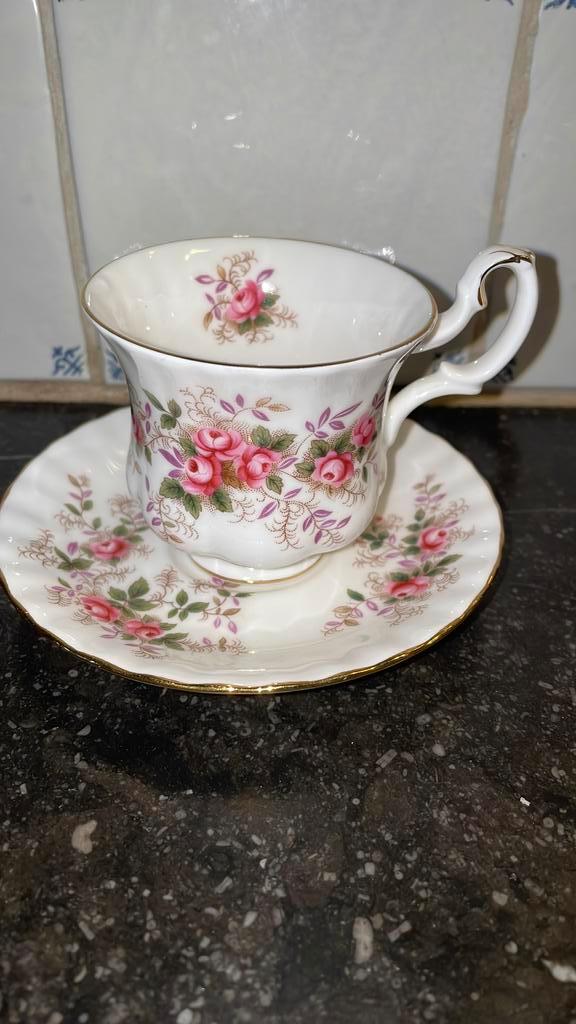 Royal Albert  - lavender rose , kop en schotel, 1961, Antiek en Kunst, Antiek | Servies los, Ophalen