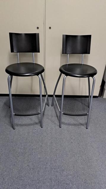 Zwarte barkruk met metalen frame, 2 stuks beschikbaar voor biedingen