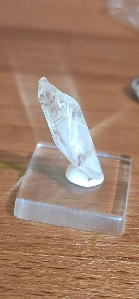 Lemurisch Kwarts op Sokkel - Klein Maar Fijn!, Verzamelen, Mineralen en Fossielen, Mineraal, Ophalen of Verzenden