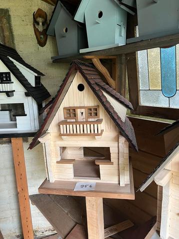 Unieke vogelvoederhuisjes. beschikbaar voor biedingen