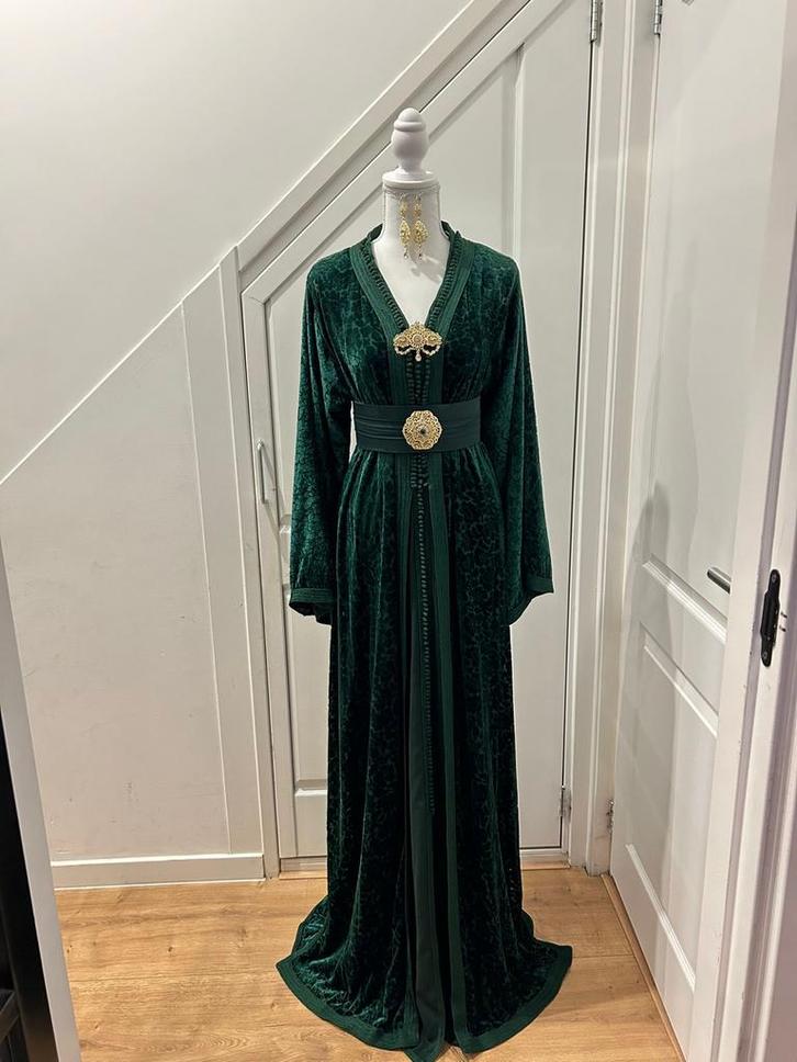 Prachtige jurk te huur, Kleding | Dames, Jurken, Zo goed als nieuw, Maat 38/40 (M), Groen, Onder de knie, Ophalen of Verzenden