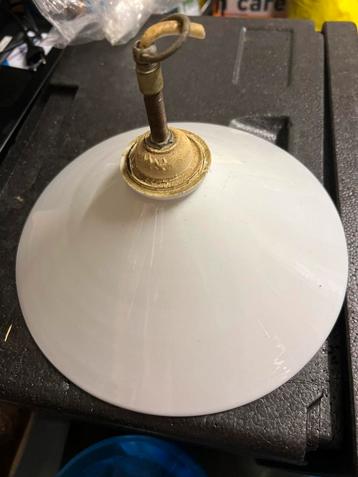 Antiek glazen lamp beschikbaar voor biedingen