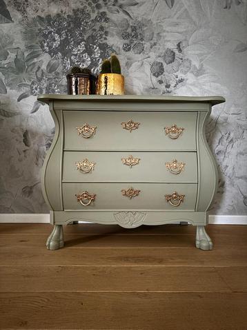Zachtgroene Buikkast met Gouden Details - Landelijke Stijl beschikbaar voor biedingen
