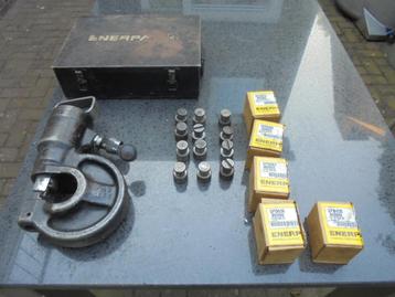 Gatenpons, ponsmachine, pons machine, gaten pons. Enerpac beschikbaar voor biedingen