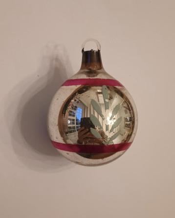 Ajeko, oude kerstbal, zilver, fuchsia, blauwgrijze takjes beschikbaar voor biedingen