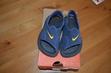 Nike sandaaltjes blauw met gele accenten. Maat 19.5 beschikbaar voor biedingen