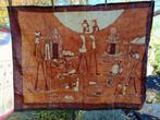 Afrikaanse voorstelling op rood / bruin batik? stof 96x75 cm, 30 tot 120 cm, 30 tot 200 cm, Gebruikt, Ophalen of Verzenden