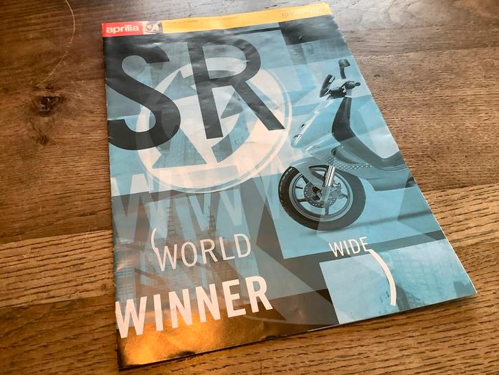 Aprillia SR50 Luxe 6 slag  brochure - Uniek!       (3), Fietsen en Brommers, Handleidingen en Instructieboekjes, Zo goed als nieuw