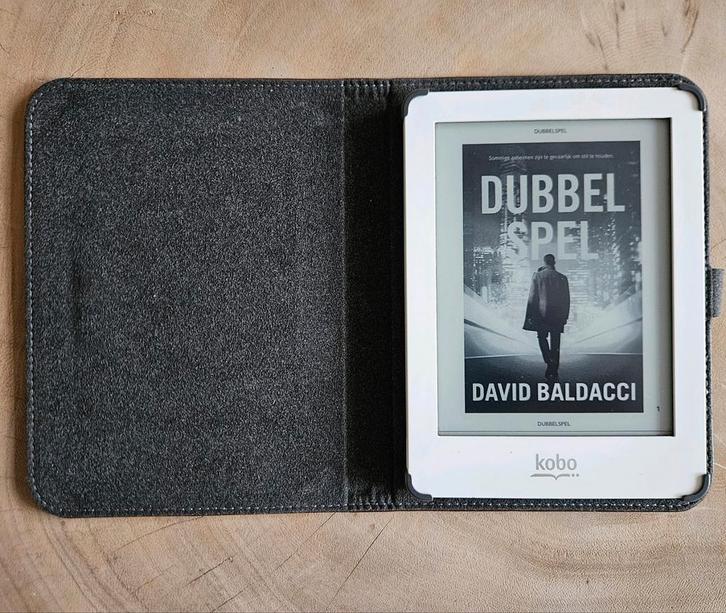 Kobo Glo ereader met hoesje, Computers en Software, E-readers, Gebruikt, 6 inch of minder, 4 GB of minder, Touchscreen, Uitbreidbaar geheugen