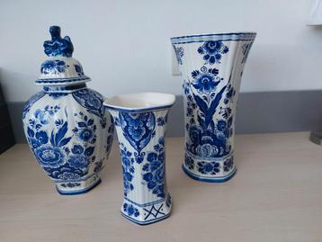 Delftsblauwe vazen en asbakje handbeschilderd beschikbaar voor biedingen