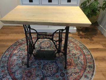 Bijzettafel-haltafel beschikbaar voor biedingen