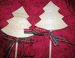 kerstboom op voetstuk van hout met strik, 2 stuks, Diversen, Kerst, Ophalen of Verzenden, Zo goed als nieuw