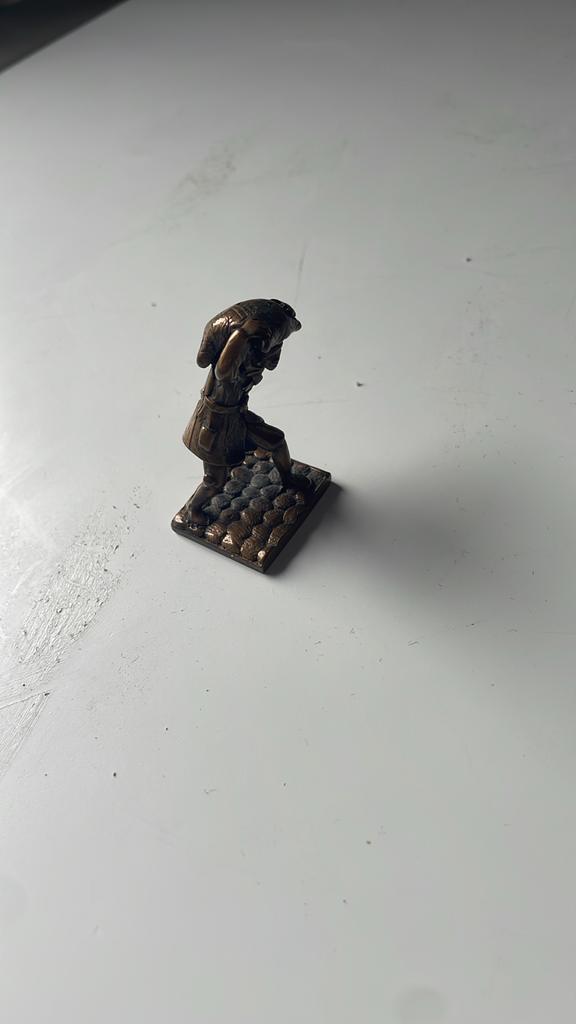 Antiek bronzen beeldje van een man met zak, Antiek en Kunst, Kunst | Beelden en Houtsnijwerken, Ophalen of Verzenden