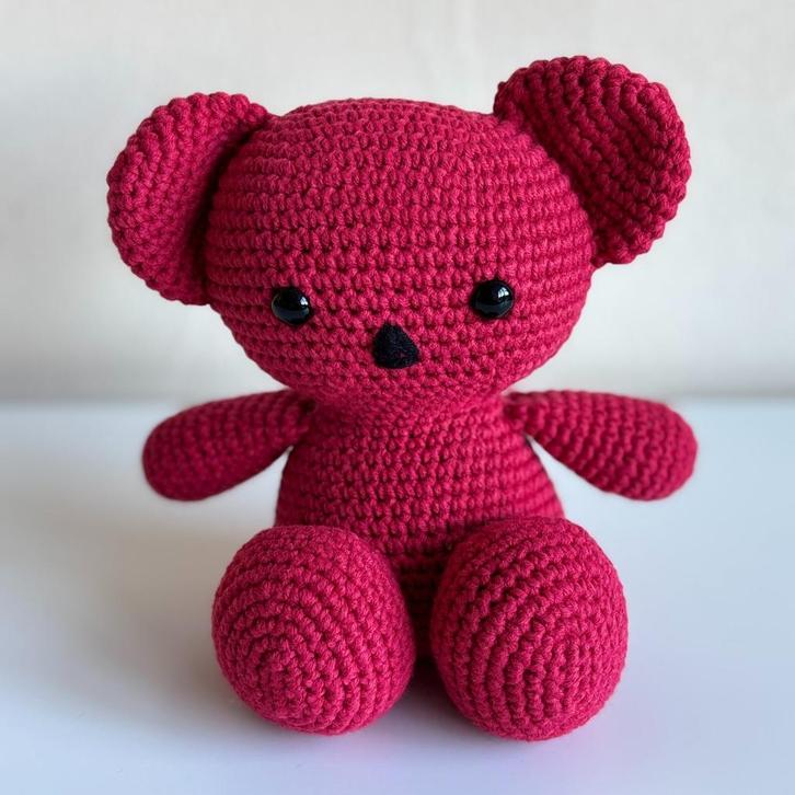 Handgemaakt (gehaakt) beertje (rood), Kinderen en Baby's, Speelgoed | Knuffels en Pluche, Nieuw, Beer, Ophalen
