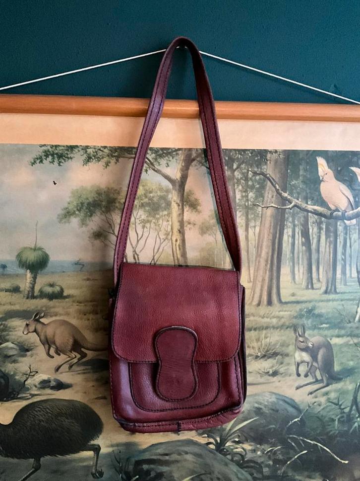 Echt Vintage jaren zeventig rood leren schoudertas 70’ tas, Sieraden, Tassen en Uiterlijk, Tassen | Damestassen, Gebruikt, Schoudertasje