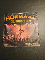 Normaal - Deurdonderen / Kleine Dinie, Gebruikt, 7 inch, Single, Ophalen of Verzenden