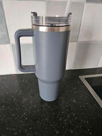 Grote drinkbeker met rietje. beschikbaar voor biedingen