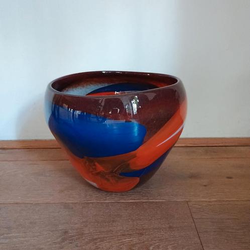 Mooie, brede vaas van gekleurd glas, Huis en Inrichting, Woonaccessoires | Schalen en Manden, Zo goed als nieuw, Rond, Glas, Ophalen
