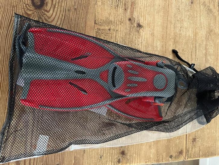 Rood-Grijze Flippers / Zwemvliezen | Kindermaat (EU 27-31), Watersport en Boten, Snorkelen, Zo goed als nieuw, Snorkelvinnen, Ophalen of Verzenden